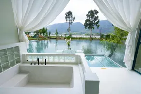 Kunming Luye Swan Lake Resort Camp - Image 4