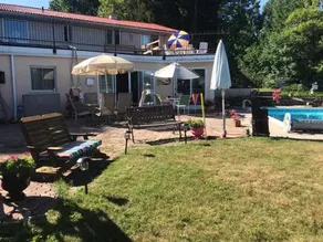 Lush Waterfront Cottage with Pool BBQ Patios 5 beds 2 Air-mattresses - Image 2
