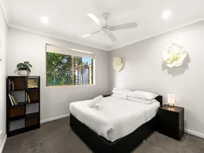Charming 3-bed Apartment near Local Shops - Image 5