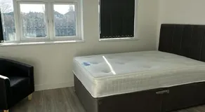 Central 2 Bed Apartment - Free WiFi! - Image 5