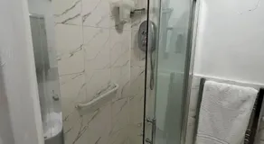 Rooms in Surrey - Image 4