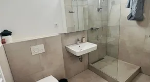 Big Apartment l 18 Beds l Free Parking l WiFi l - Image 2