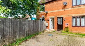 Charming Entire 2-Bedroom House in Milton Keynes - Image 5