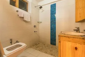 Jujurana Stays by Vista Rooms - Image 5