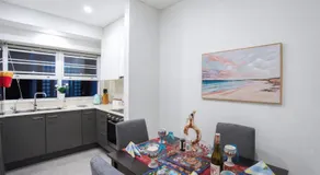 Bondi Art Deco Apartment with Jacuzzi Bath - Image 2