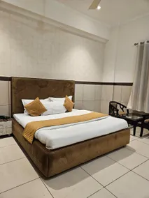 Primrose Hotel - Image 2