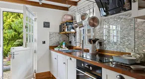 Beryas Cottage - Fireplace - Free Parking & WiFi - Pet Allowed - Image 3