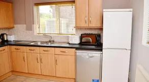 1FG Dreams Unlimited Serviced Accommodation- Staines - Heathrow - Image 3