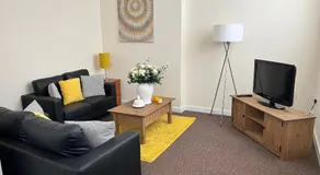 Two Bed Town Apartment - Image 2
