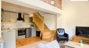 Spacious 1bed - 2 Floors - Located on the River Side and close to Town Centre - Free Parking - Image 2