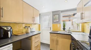 2-Bed Cheltenham Town Centre Kings Row - Free Permit Parking - Image 4