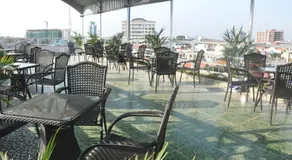 Rose Hotel - Image 2