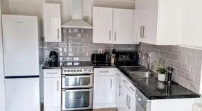 Comfy 2 bed Flat with free Parking, close to Tube - Image 4