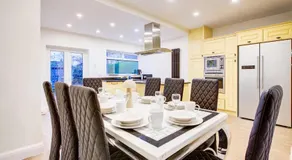 Spacious 3-Bed House in Egham - Image 3