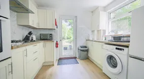 Cambridge North 3 Bedroom Family Home, Spacious Garden, BBQ & Parking - Image 2