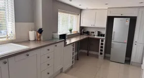 Pet-Friendly - 2 Bedrooms Bungalow hot tub parking - Image 3