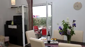 Apartment Oasis with free parking on premises - Image 4
