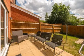 Meyers Close Modern 3 Bedrooms and 2 Bathrooms - Image 5
