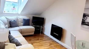 Apartment 4 - striking, 2 bedroom luxury apartment - close to town, mainline rail & theatre - Image 2