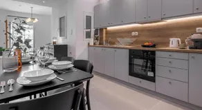 Stylish & Bright Flat Across Metro - 8' to Center - Image 3