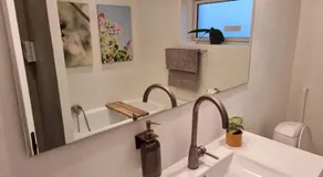 Værelse, tv-stue og spiserum uden vand, ikke køkken, på første sal , eget badeværelse i stueetagen - Image 2