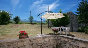 Vintage Cottage in Roccamorice With Garden - Image 3