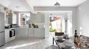 Spacious 3 Bed House, Netflix, Garden, Parking - Image 4