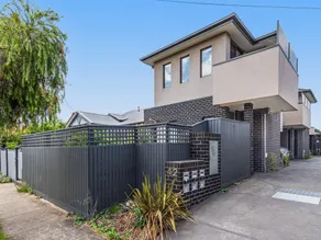 Charming Retro Townhouse in Vibrant Coburg - Image 4