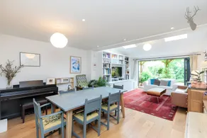 Right Stay - Jamaica Street London E1 3HY - Image 3