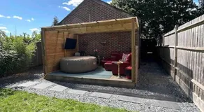 1 Bedroom home with hot tub & private garden - Image 3