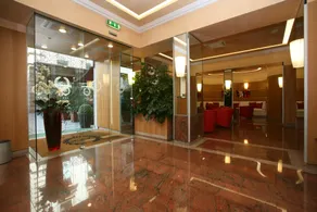 Le Petit Hotel - Image 2