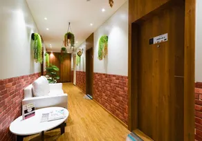Spacious King Bedroom with living space - Image 3