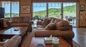 The J's Nest by Avantstay Hot Tub + BBQ + Lawn Games Panoramic Lake + Oak Hill Views - Image 2