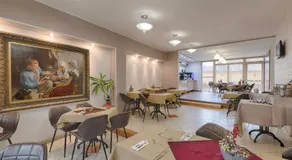 Triple M Hotel - Image 2