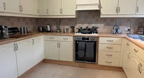 Tennyson House - Cul De Sac 3 Bedroom House for Families, Business Travellers, Contractors, Free Parking & Wifi, Nice Garden, fully furnished - Image 3