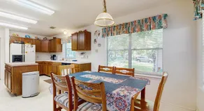 Lovely, waterfront home - river access, large yard, lovely patio & washer/dryer - Image 5