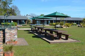 Cedarwood Lakeside Motel & Conference Venue - Image 1