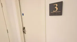 En-suites Suites - Leeds City Retreat with Kitchenette- LGI Hospital- Free 5G WIFI & Netflix- University - Contractors - Short Stays - Image 5