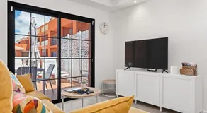 Charmant appartement avec internet haut débit et piscine | Vue ville | Adapté au travail à distance - Image 2