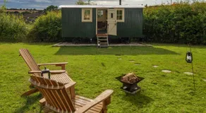 Hill Top Hideaway Shepherds Hut with Hot Tub - Image 5