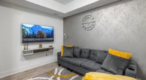 Exquisite 2 Bedroom Apt, mins to the falls. - Image 5