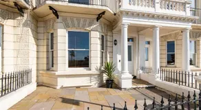 Stunning 2 Bed Apartment Sea Views and Parking - Image 3