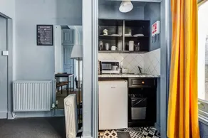 Single Room with Shared Bathroom - Image 4