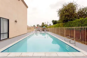 Howard Johnson Hotel & Suites by Wyndham Pico Rivera - Image 4