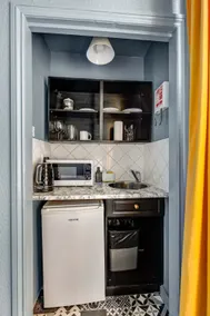 Single Room with Shared Bathroom - Image 5