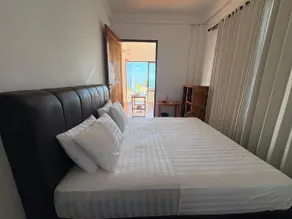 Queen house - Image 2