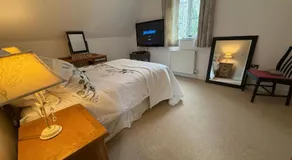 Charming Detached Cottage Guest Room in Silsoe Village - Image 2