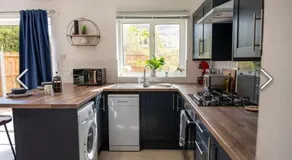 Flamingo Short Lets 4 Bed 4 Bath House Neath Hill - Image 5