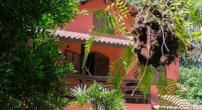 Casa em penedo com cachoeira - Image 3