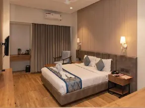 Pinnacle Grand Hotel - Image 2